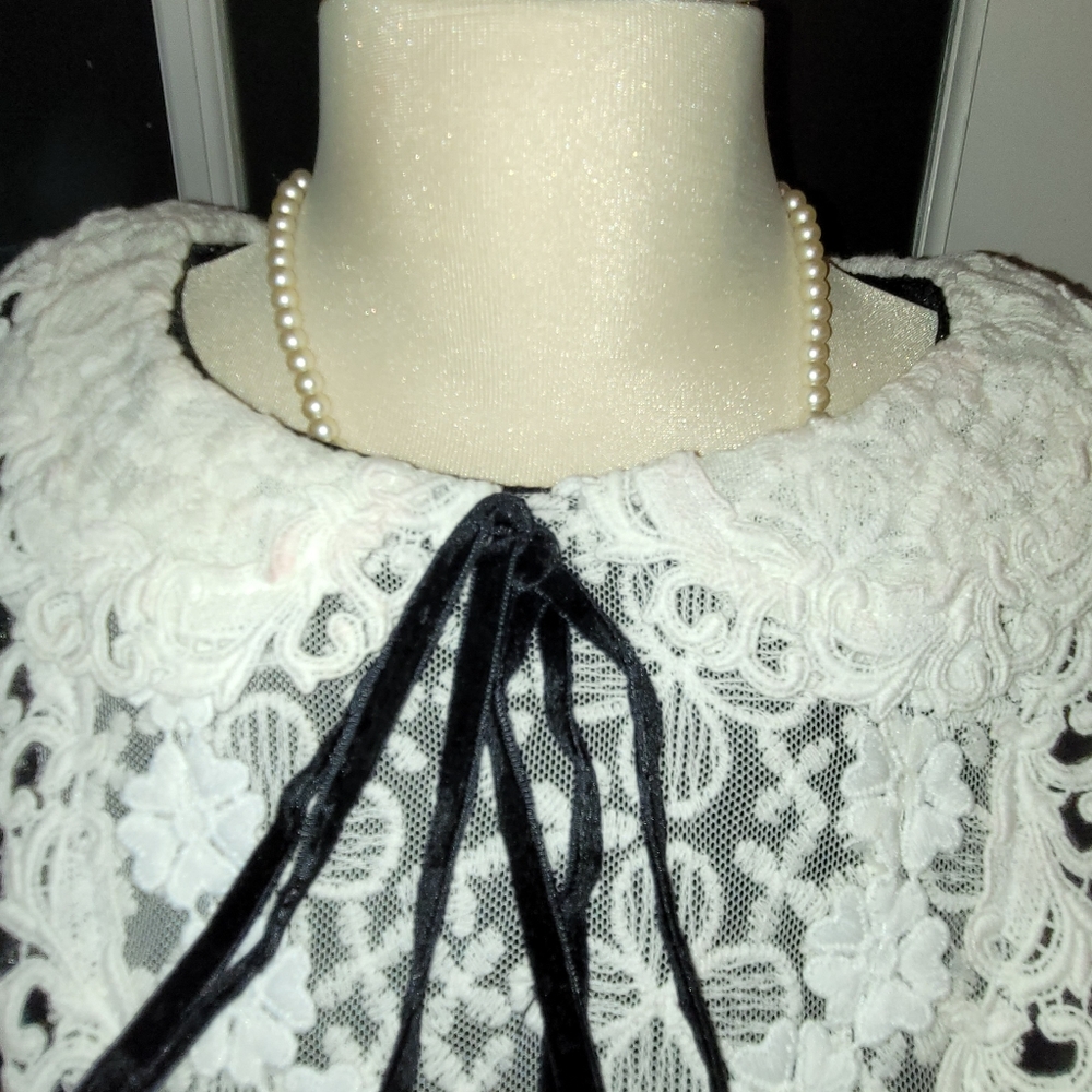 Classic velour tunic with white lace trim - Picture 3 of 9